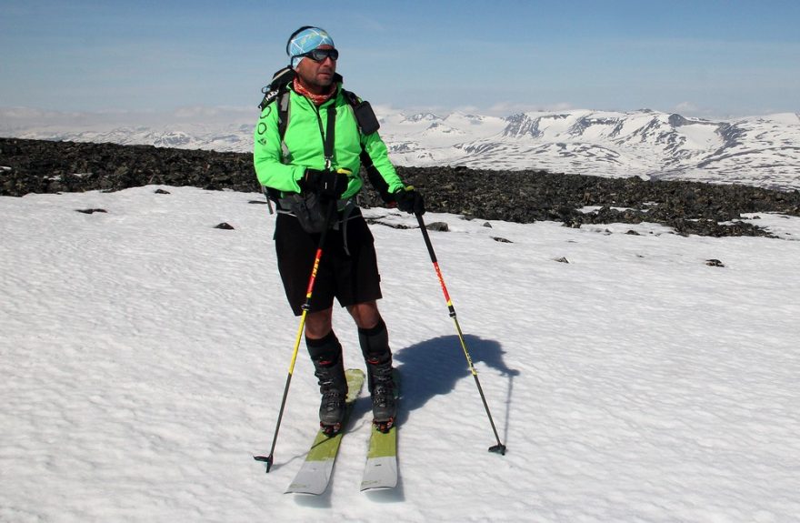 S telefonem zavěšeným na batohu v norském pohoří Jotunheimen v květnu 2018
