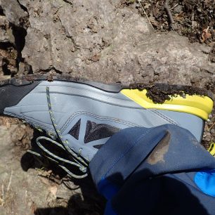 Vnitřní strana bot Salomon X ALP SPRY GTX a patrné ochranné prvky.