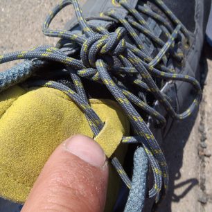 Zajištěný jazyk u bot Salomon X ALP SPRY GTX.