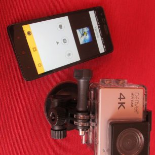 Kamera Denver ACK-8060W a telefon s ovládací aplikací.