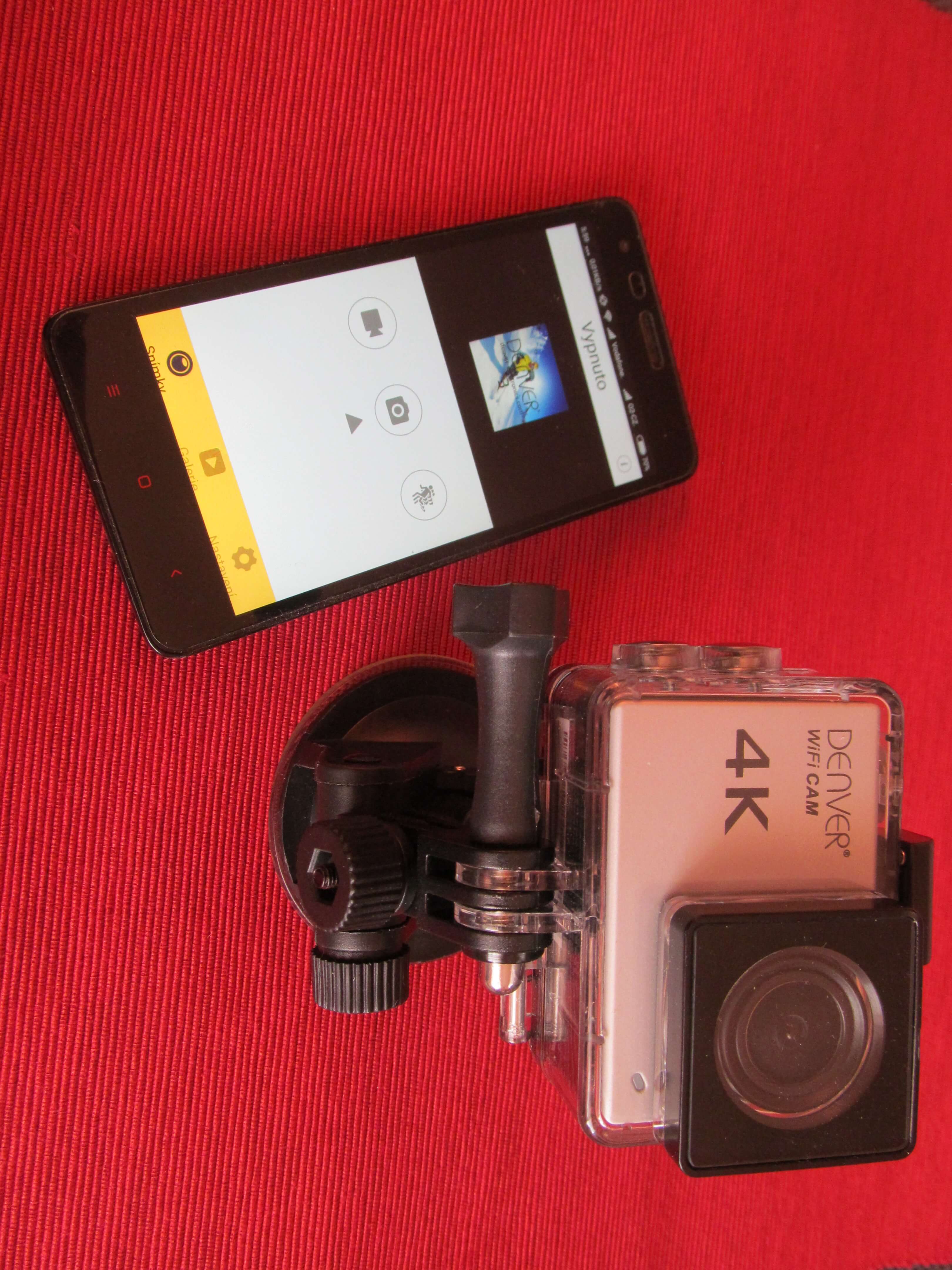 Kamera Denver ACK-8060W a telefon s ovládací aplikací.