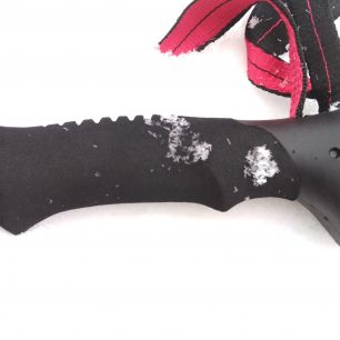 Pouze horní části rukojeti je vyrobena z plastu, aby v ní dobře držel textilní pásek.