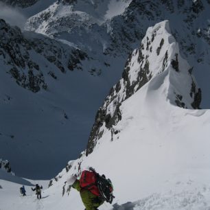 Při sestupu se bez hůlek neobejdete.