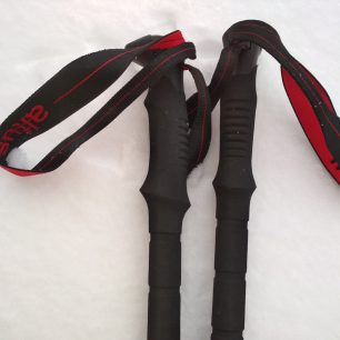 Rukojeť je anatomicky tvarovaná a je vyrobena z tuhé pěny.