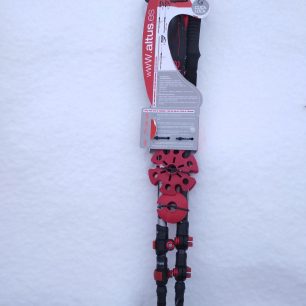 Součástí balení holí Altus Acebo jsou dvě velikosti talířků.