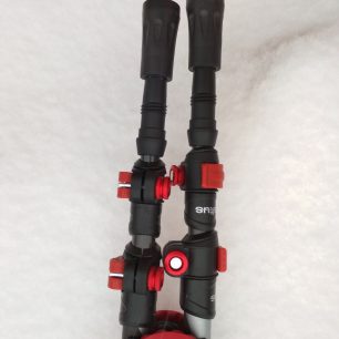 Talířky jsou na závity, díky nim lépe drží a nepadají.