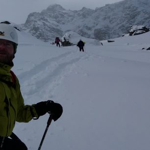 V hlubokém sněhu, který před vámi nikdo nešel, musíte mít velké talířky.