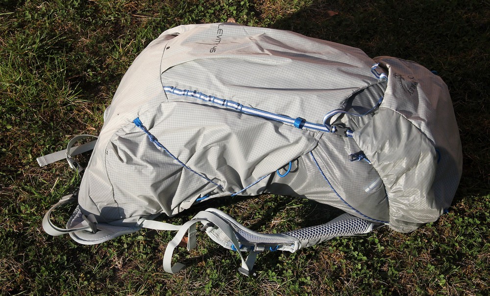 Boční pohled na částečně plný Osprey Levity 45