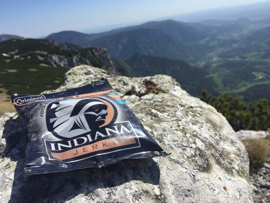 Hlavně aby nezafoukal vítr a sušené maso Indiana Jerky neskončilo v dolině.