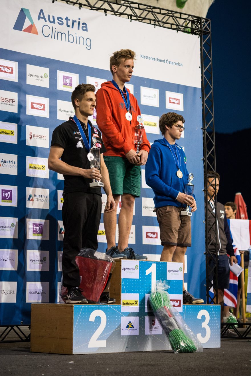 Jakub Konečný na stupních vítězů Mistrovství Evropy mládeže v lezení na obtížnost a rychlost v rakouském Imstu.