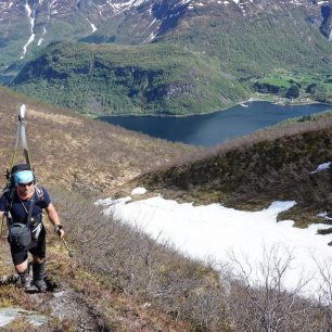 Pěší výstup od fjordu k začátku sněhu s holemi Leki
