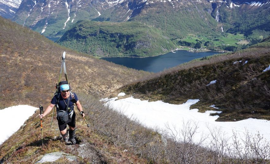 Pěší výstup od fjordu k začátku sněhu s holemi Leki