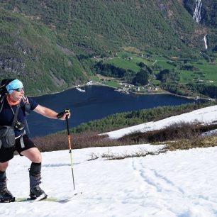 Se skialpovými holemi Leki nad fjordem