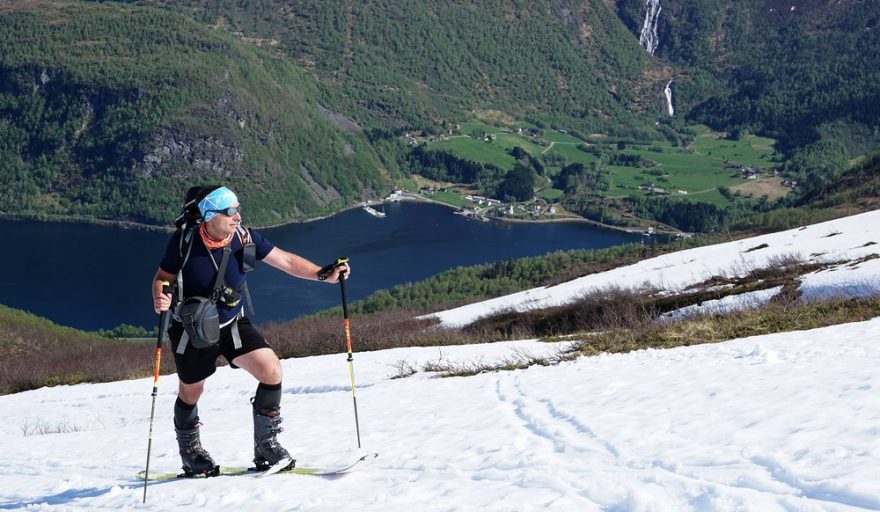 Se skialpovými holemi Leki nad fjordem