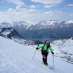 Výstup na Dronningkronu s holemi Leki Aergonlite 2 Carbon SL2