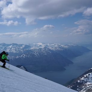 Sjezd z Dronningkrony s holemi Leki Aergonlite 2 Carbon SL2