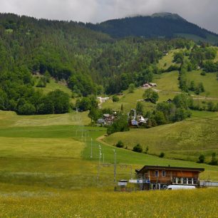 Výhled z údolí na svahy Brunni. Engelberg, Švýcarsko.
