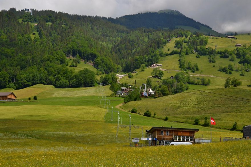 Výhled z údolí na svahy Brunni. Engelberg, Švýcarsko.