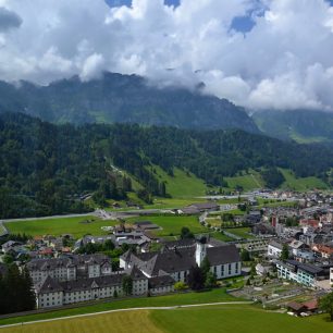 Výhledy z lanovky na Ristis dolů na městečko Engelberg, Švýcarsko.
