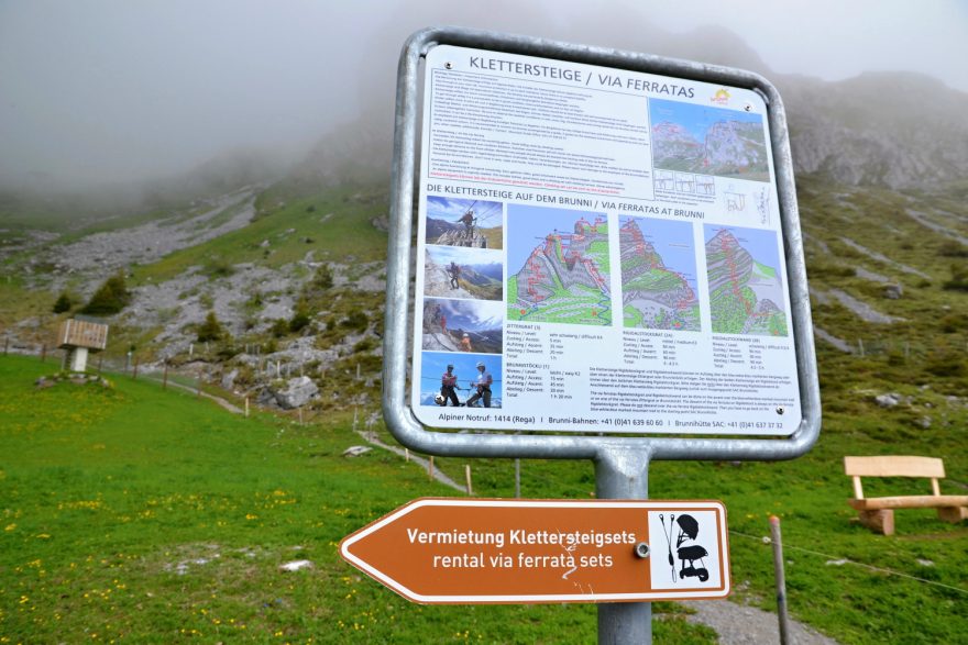 Feratové sety a helmy jsou k půjčení za 20 franků u stanice lanovky Brunni, Engelberg, Švýcarsko.