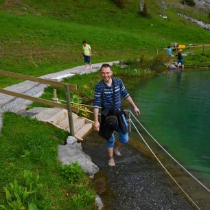 Bosá stezka u jezírka na Brunni, Engelberg, Švýcarsko.