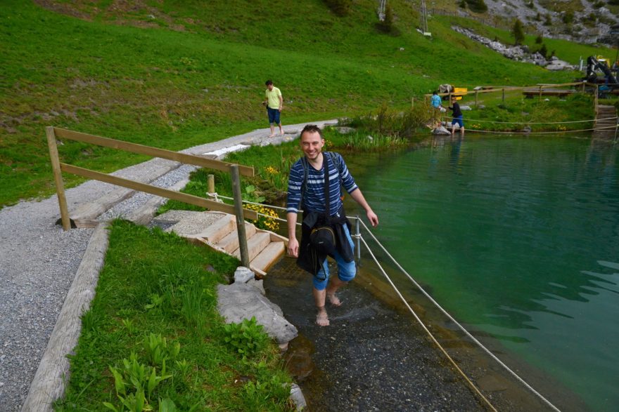 Bosá stezka u jezírka na Brunni, Engelberg, Švýcarsko.