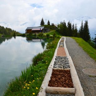 Bosá stezka u jezírka na Brunni, Engelberg, Švýcarsko.