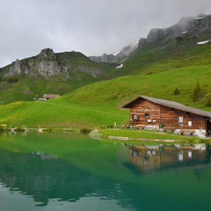 Bosá stezka u jezírka na Brunni, Engelberg, Švýcarsko.