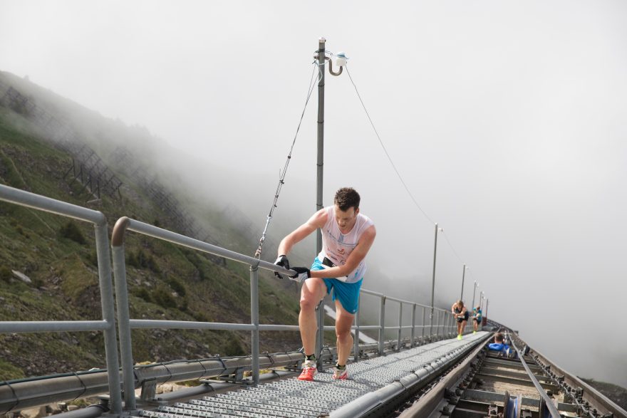 Podél zubačky na Niesen se každoročně běhá závod po nejdelších schodišti světa. Foto NIESENBAHN AG.