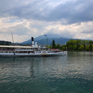 Plavba lodí z Lucernu je součástí tzv. Goldene Runde, Pilatus, Švýcarsko.