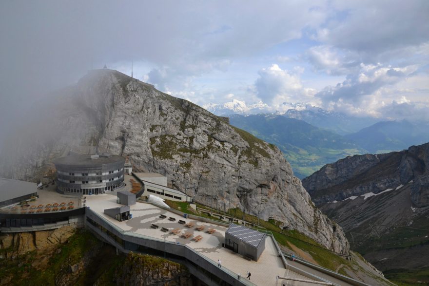 Areál s kulatou stavbou hotelu Bellevue, Pilatus, Švýcarsko.
