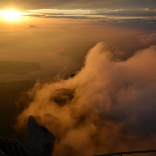 Vycházející slunce se odráží na hladině Lucernského jezera, Pilatus, Švýcarsko.
