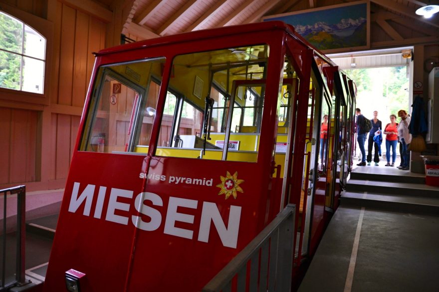 Podél zubačky na Niesen vede nejdelší schodiště světa, Niesen, Švýcarsko.