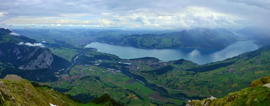Panoramatické výhledy na Thunské jezero z vrcholu Niesen, Švýcarsko.