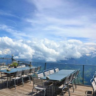 Výhledy z slunečné terasy restaurace na vrcholku Niesenu, Švýcarsko.