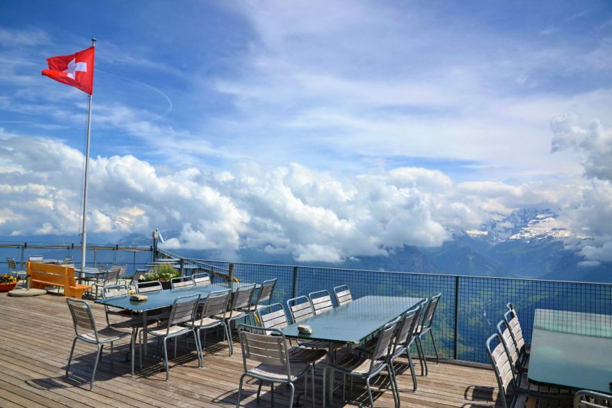 Výhledy z slunečné terasy restaurace na vrcholku Niesenu, Švýcarsko.