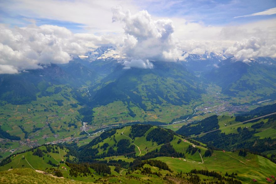 Letecké výhledy směrem do údolí, Niesen, Švýcarsko.