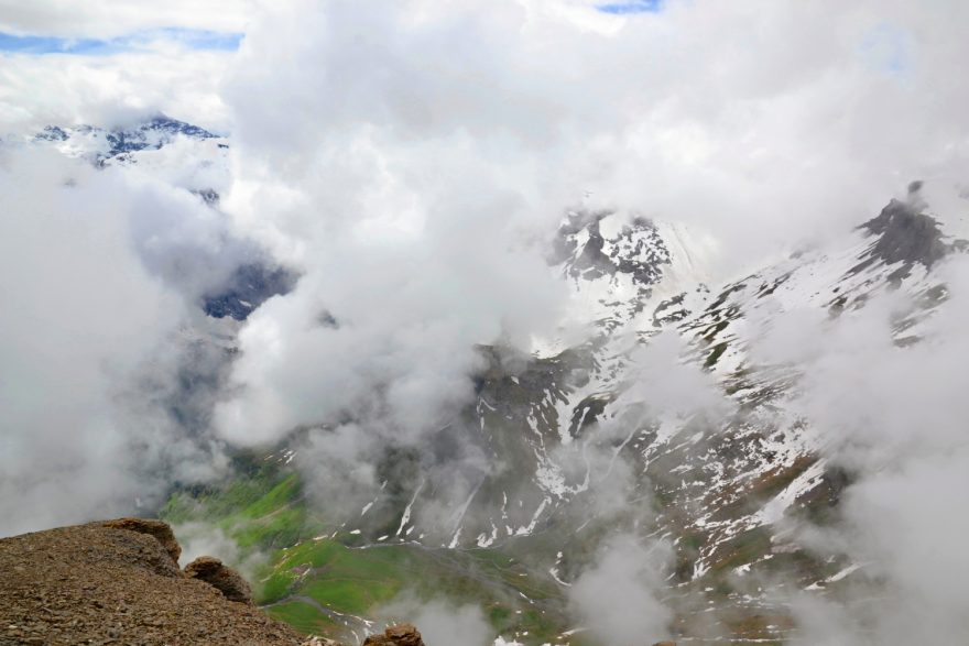 Mračna halí až třítisícové vrcholky a vytváří až surrealistickou podívanou. Schilthorn, Švýcarsko.