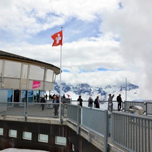 První otáčecí restaurace v Alpách vyrostla právě na vrcholku Schilthornu. Ceny se dají srovnat s těmi v údolí, vysokohorskou přirážku tedy nečekejte a klidně si dejte něco dobrého a užívejte rozhled do 360 stupňů. Schlithorn, Švýcarsko.