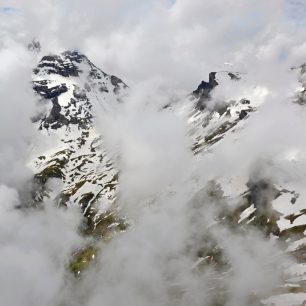 Mračna halí až třítisícové vrcholky a vytváří až surrealistickou podívanou. Schlithorn, Švýcarsko.