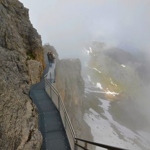 kovový ochoz ve skalní stěně Thrill Walk - Birg, Schlithorn, Švýcarsko.