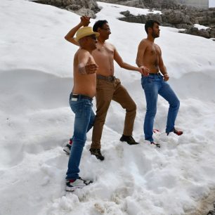 Indické rodinky se tu fotí se sněhem, který často vidí prvně v životě, Schlithorn, Švýcarsko.