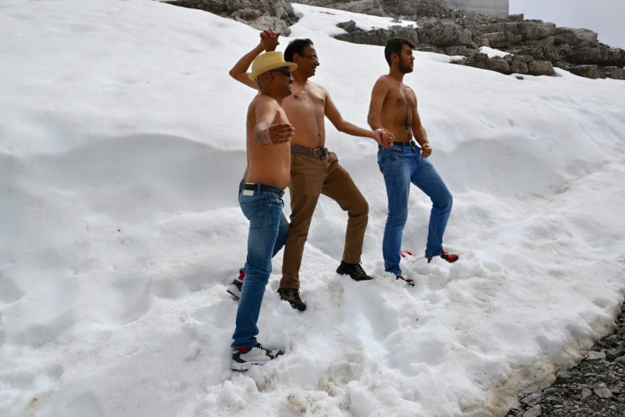 Indické rodinky se tu fotí se sněhem, který často vidí prvně v životě, Schlithorn, Švýcarsko.