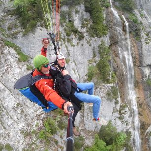 Let na paraglidu kolem vodopádů v údolí Lauterbrunnen, Mürren, Švýcarsko. Foto Paragliding Jungfrau.