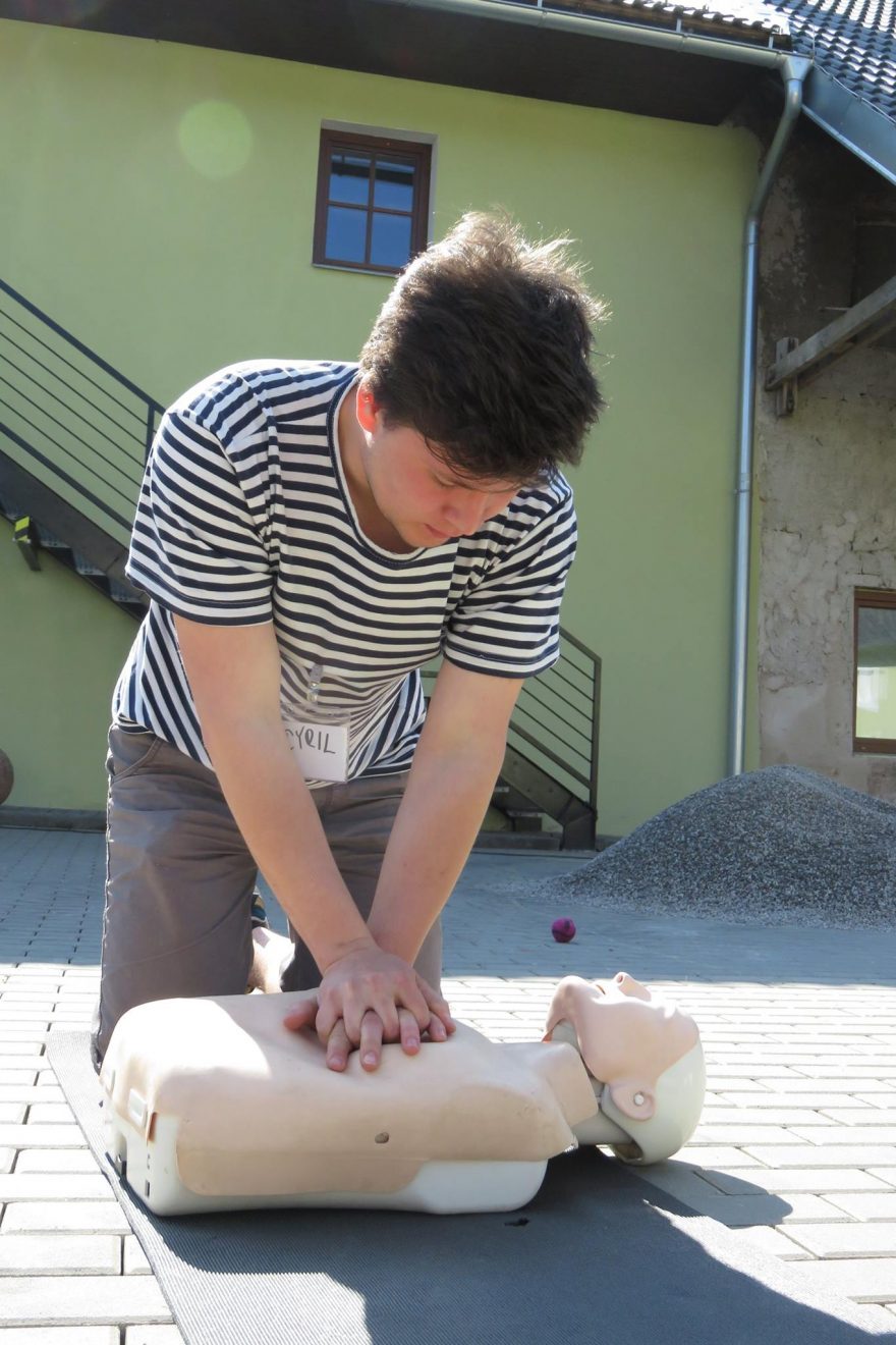 Resuscitace - správný poměr je 30:2. Kurz Horal, ZDrSEM.