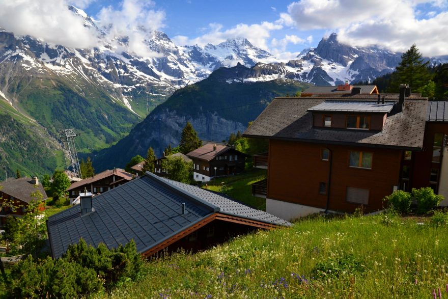 Poklidné alpské městečko v podhůří Bernských Alp - Mürren, Švýcarsko.