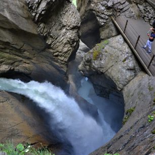 Desítka vodopádů Trümmelbachfälle razí cestu skalní stěnou v masivu Jungfrau, Švýcarsko.
