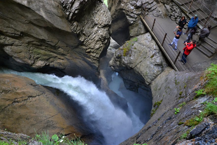 Desítka vodopádů Trümmelbachfälle razí cestu skalní stěnou v masivu Jungfrau, Švýcarsko.