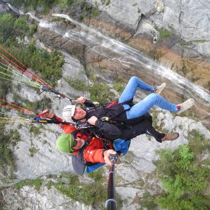 Let na paraglidu kolem vodopádů v údolí Lauterbrunnen, Mürren, Švýcarsko. Foto Paragliding Jungfrau.