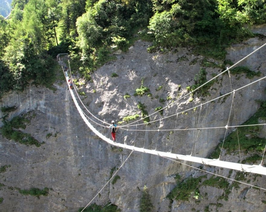 Lanový most nad propastí - Mürrenklettersteig, Švýcarsko.